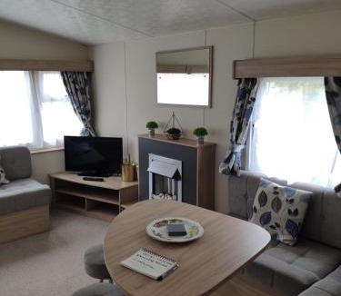 Great Houghton House | Lovely Static 8 Bed Caravanat at Billing Aquadrome