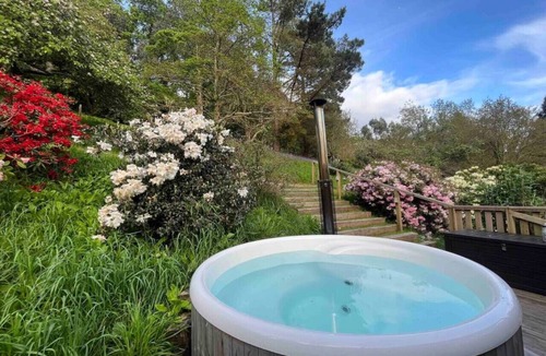Kingsbridge Cabin | Lower Coombe Royal- Orchard Lodge with Hot Tub