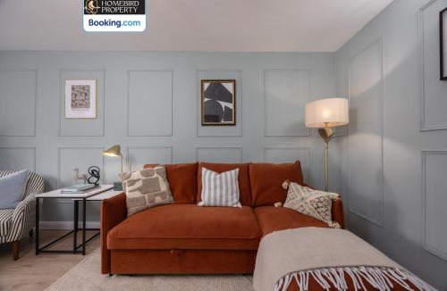 Leeds House | Luxuriou 5 Bedroom House By Homebird Property Management Short Lets & Serviced Accommodation Leeds With Private Parking & Free WiFi