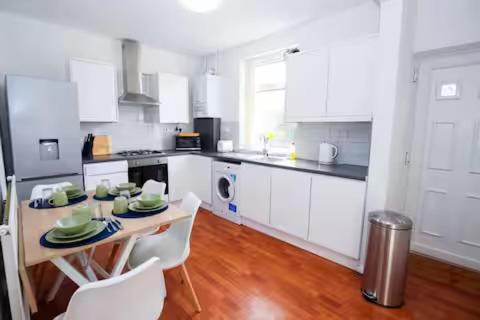 Sheffield House | Luxurious 3-Bedroom Home with Free Parking Sheffield