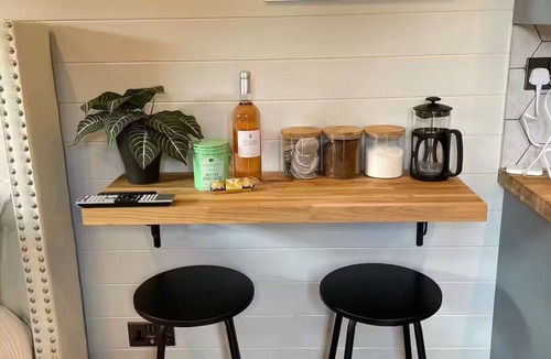 Llangollen Apartment | Luxurious Canal-side mini lodge in Llangollen.