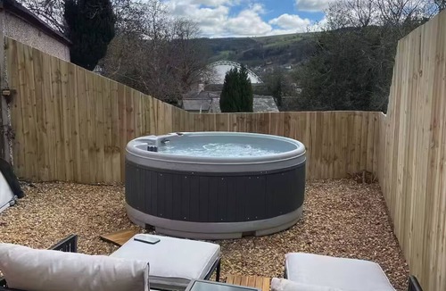 Llangollen Apartment | Luxurious Canal-side mini lodge in Llangollen.