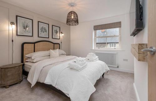 Lutterworth House | Luxurious renovated cottage with log burner