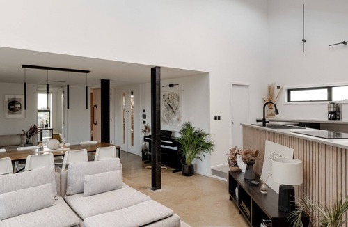 Ely House | Luxurious Retreat with Cinema Lounge
