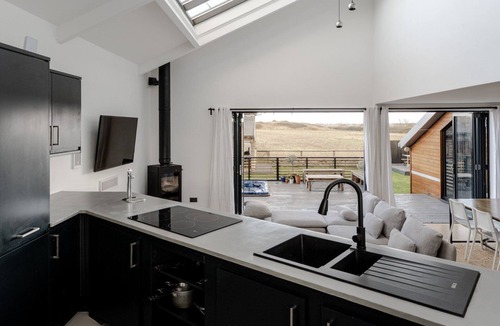 Ely House | Luxurious Retreat with Cinema Lounge