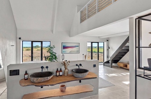 Ely House | Luxurious Retreat with Cinema Lounge