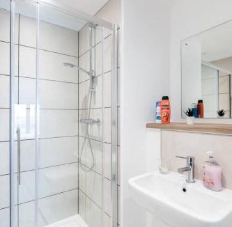 Eccles Apartment | Luxurious Spacious 2 Bed Apartment Manchester