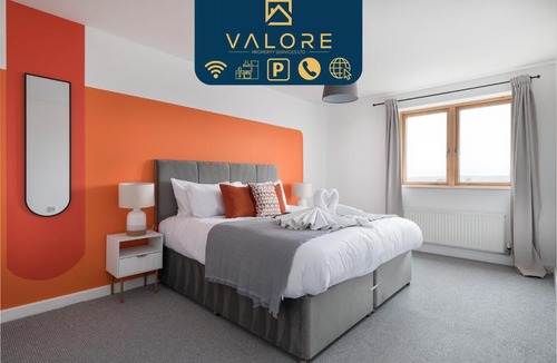 Milton Keynes Apartment | Luxury 2 bed, Central, Free Parking, Smart TV By Valore Property Services