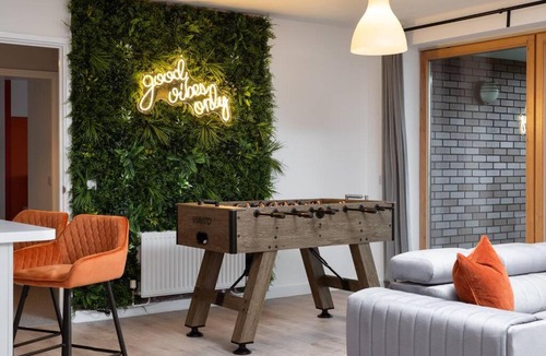 Milton Keynes Apartment | Luxury 2 bed, Central, Free Parking, Smart TV By Valore Property Services