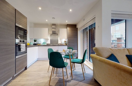 Ebbsfleet Valley Apartment | Luxury 2 Bed Apartment with Parking 18 mins from London