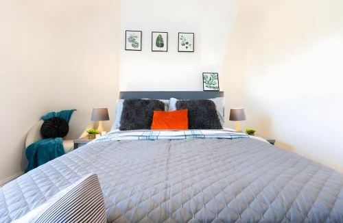 Blackburn Apartment | Luxury 2BR House, Great for Families, Sleeps 4!