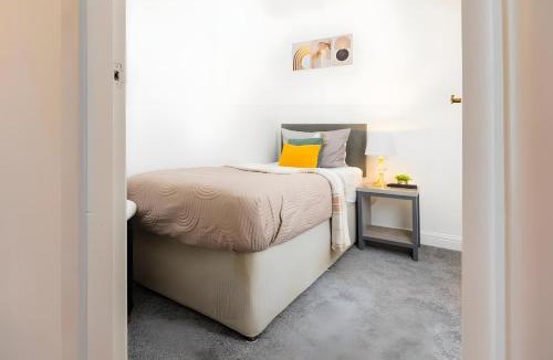 Blackburn Apartment | Luxury 2BR House, Great for Families, Sleeps 4!