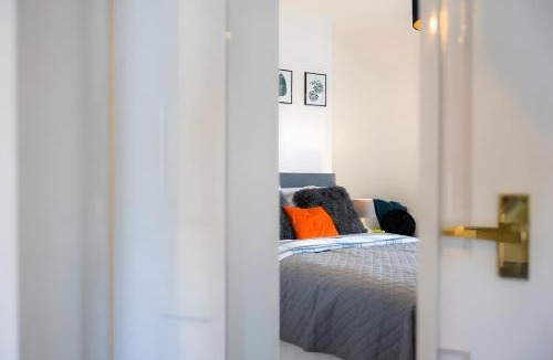 Blackburn Apartment | Luxury 2BR House, Great for Families, Sleeps 4!