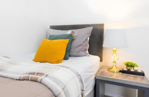 Blackburn Apartment | Luxury 2BR House, Great for Families, Sleeps 4!