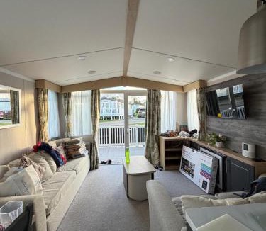 Filey House | Luxury 3-Bed Caravan with Decking & Free Parking near beaches - Primrose Valley