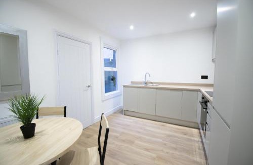 Reading House | Luxury 4-Bed Terrace - 5 mins from Reading Station