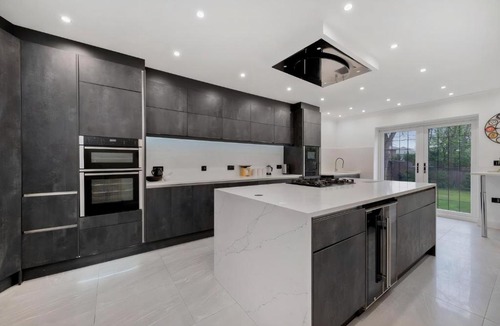 Windsor House | Luxury 6-Bed 6-Bath Home Near LEGOLAND with Parking