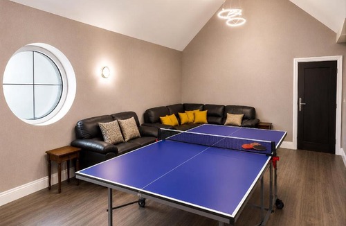 Windsor House | Luxury 6-Bed 6-Bath Home Near LEGOLAND with Parking
