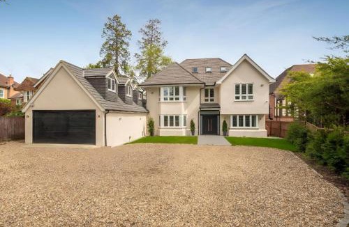 Windsor House | Luxury 6-Bed 6-Bath Home Near LEGOLAND with Parking