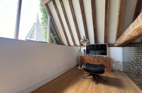 Beccles House | Luxury Barn with Pool Table & Stunning Views 9 miles from Southwold Pet friendly
