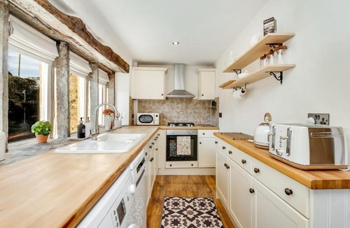 Holmfirth House | Luxury cottage, logfire parking & dog friendly, hiking, garden