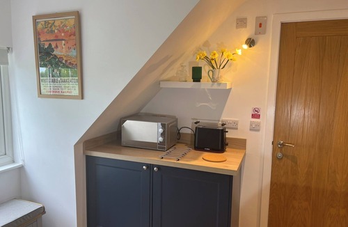 Blean Ski Chalet | Luxury Gated Studio between Canterbury and Whitstable, Beautiful Views.