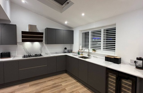 Redditch House | Luxury Home|Coffee Machine| En-suite|