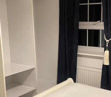 Cusop House | Luxury Home -Private Rooms- 3 mins from Alexandra Hospital, Redditch