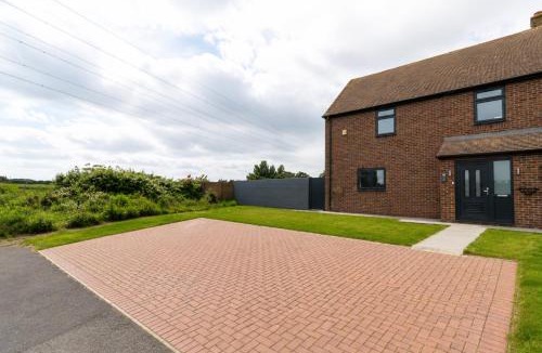 Sittingbourne House | Luxury Marsh View Retreat with Parking - 4 Bed - Sleeps 10