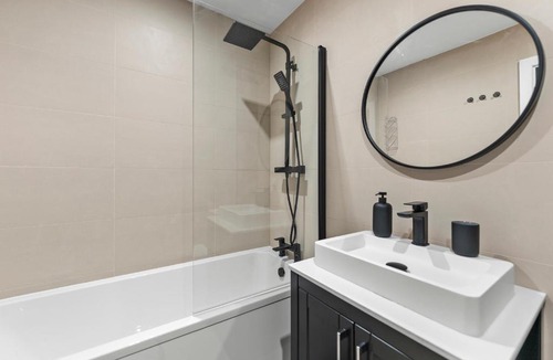 Sheldon Apartment | Luxury NEC and Birmingham Airport Apartment