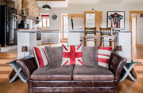 North Rigton House | Luxury Peaceful Barn Conversion Sleeps 4 Amazing Views Harrogate 5* COW SHED