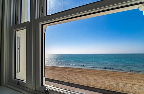 Folkestone House | Luxury Seafront Villa for 12 with Ocean Views
