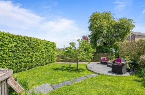 Totnes House | Luxury self-contained cottage for two with hot tub