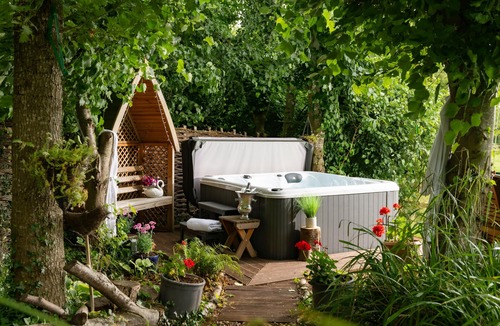 Broadwas Apartment | Luxury Shepherds Hut with private hot tub in quiet rural setting