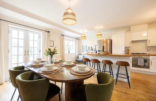 Rusholme House | Luxury Spacious 3-Bed City Oasis Just 10 Mins from Centre with Free Parking