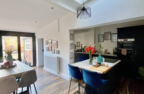 Grantham House | Luxury spacious renovated townhouse in town centre