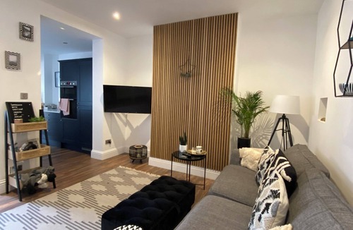 Grantham House | Luxury spacious renovated townhouse in town centre