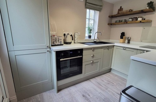Brome Cottage | Luxury Suffolk Studio, Private Courtyard, Patio & Free Parking, Near Eye