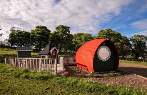 Lauder Cabin | Luxury Tiny Home sleeps 2 with Hot Tub and private BBQ hut