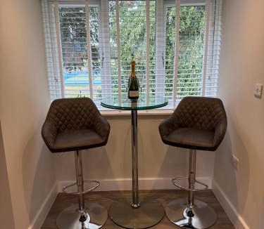 Wallingford Apartment | Luxury Wallingford Apartment, Parking, Workspace