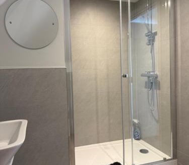 Wallingford Apartment | Luxury Wallingford Apartment, Parking, Workspace