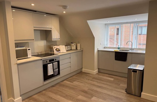 Wallingford Apartment | Luxury Wallingford Apartment | Parking | Workspace