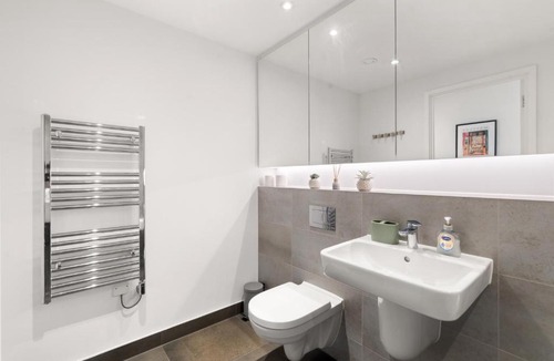 Barnhill Apartment | Luxury Wembley 2 bed Flat - Sleeps 9