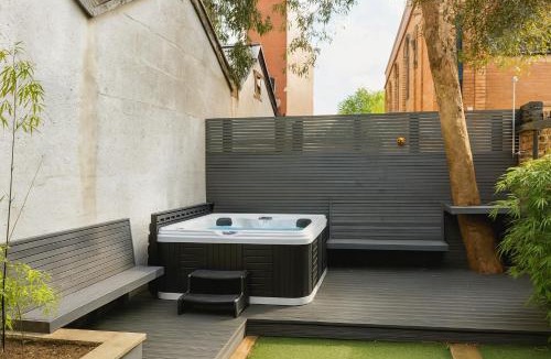 Salford House | Manchesters Ultimate House - Hot tub - Sleeps 22!