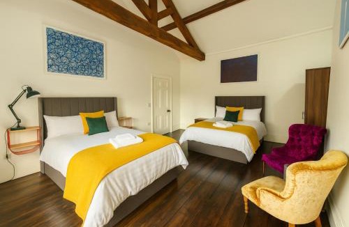 Salford House | Manchesters Ultimate House - Hot tub - Sleeps 22!