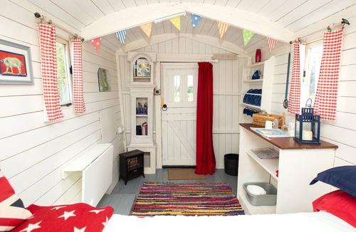 Huntingdon House | March Luxury Shepherd's Hut - Hot Tub - stunning location. Access to sauna.