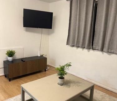 West Thurrock Apartment | Maya-Ama Cosy 2 Bedroom Flat Near Lakeside Shopping Centre And Grays
