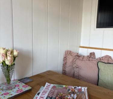 Goodwood Apartment | Meadow views Shepherd Hut at Goodwood!