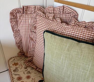 Goodwood Apartment | Meadow views Shepherd Hut at Goodwood!