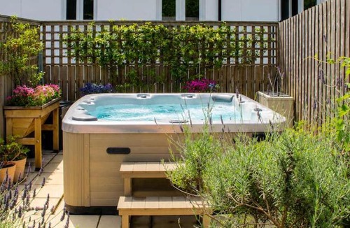 Mabe House | Meadowvine - By Rowes Retreats